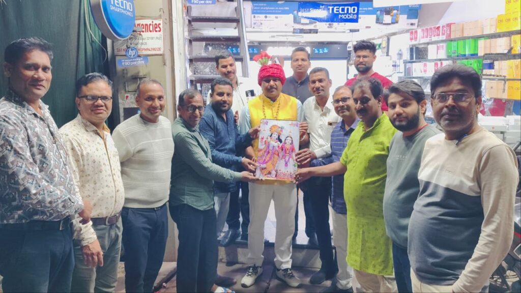 Omprakash Singhal कैसे बना रहे हैं जनता के बीच अपनी अलग पहचान